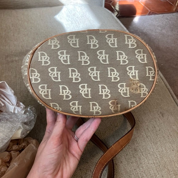 Dooney & Bourke vintage tan bucket bag - Picture 6 of 9